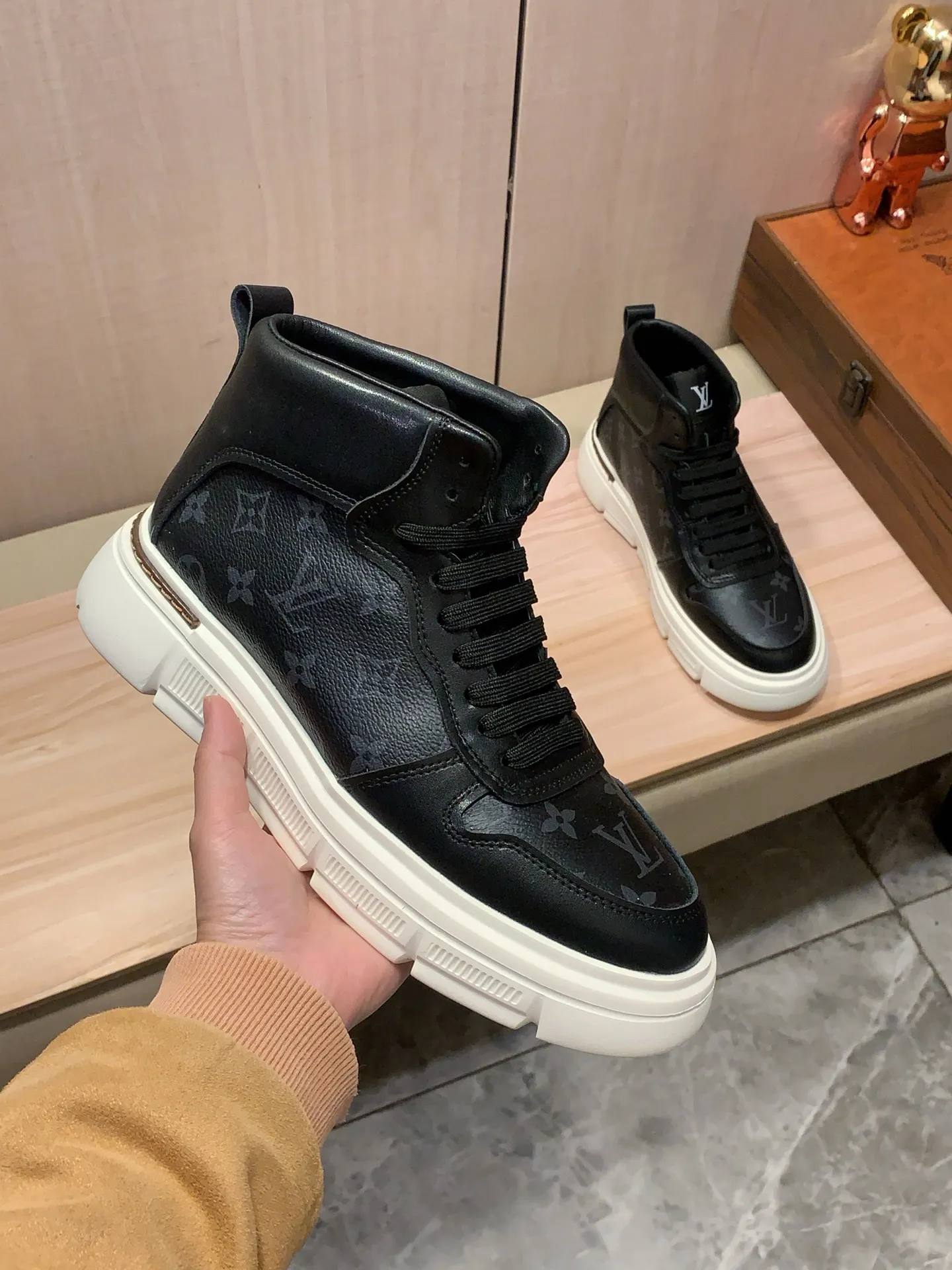 High-top men's shoes 💰442💰💰🎩🎩[Lightning][Lightning] "Lv*" The latest • popular casual shoes, top brand [Seduce] luxury~purchase, top~quality. [Strong] The upper is made of imported breathable cowhide with material ➕ breathable sheepskin feet (•) and fine workmanship. The original stylish and stylish soft rubber wear-resistant and non-slip outsole is light and comfortable on the feet. The real thing looks better when photographed. 122: code: 38-44, 2️⃣ colors selected